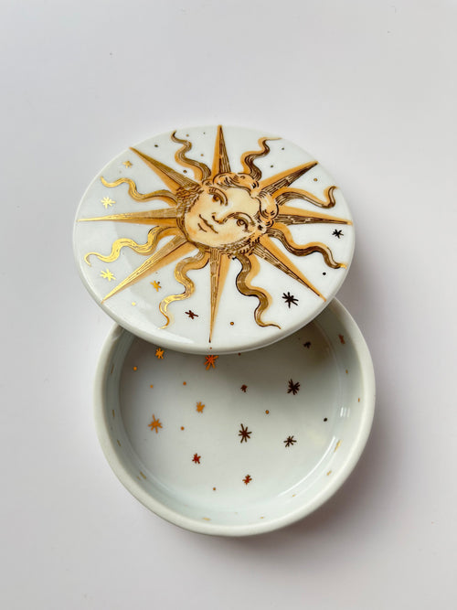 Runde Schmuckschatulle „Sonne“ – handbemalte Porzellan (8 cm)