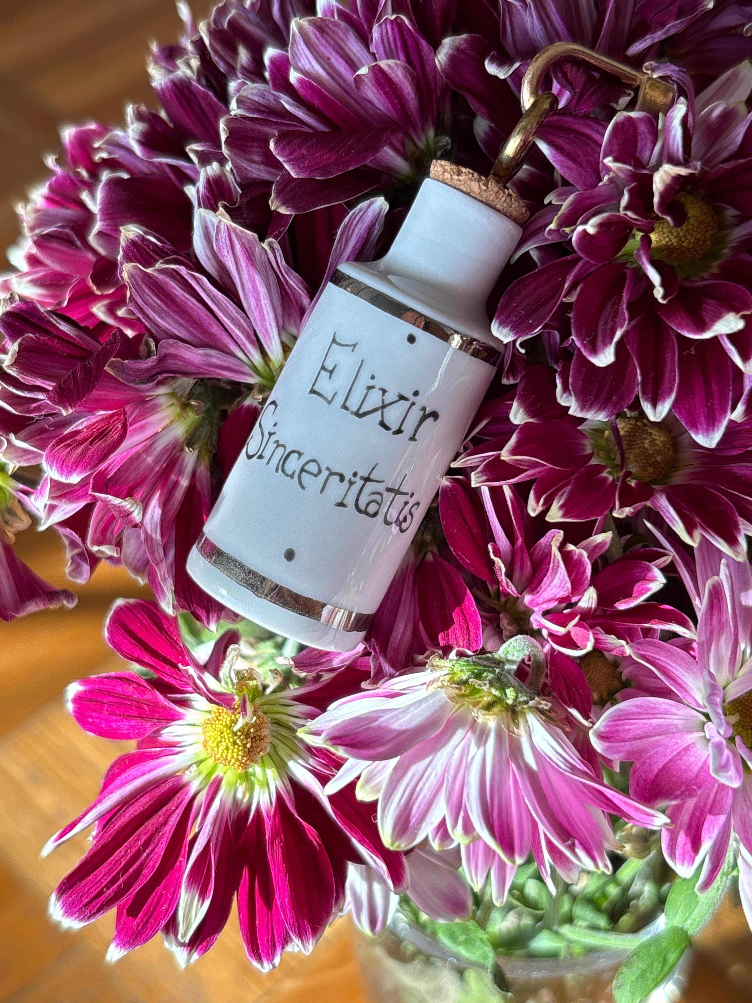 Porte-clés flacon en porcelaine « Elixir Sinceritatis » (5,5 cm)
