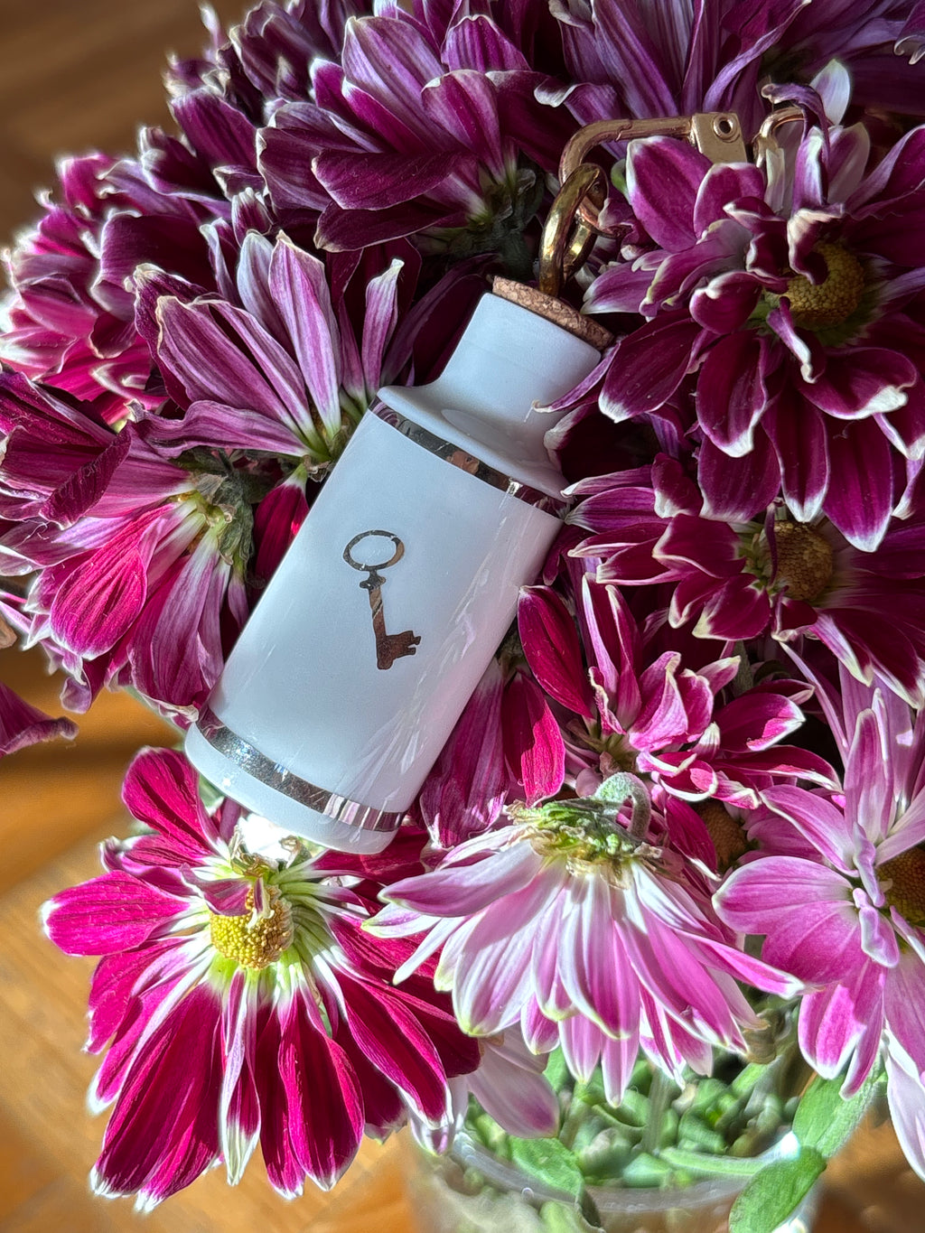 Porte-clés flacon en porcelaine « Elixir Sinceritatis » (5,5 cm)